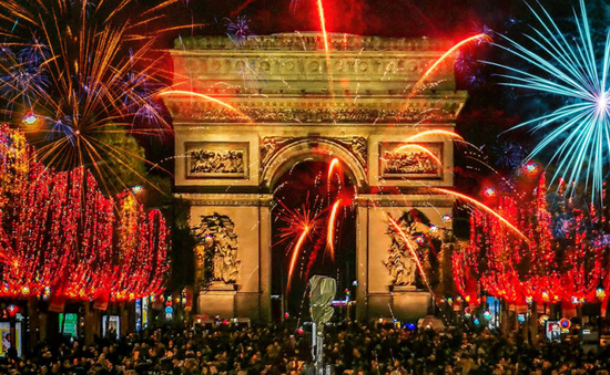 Chào đón năm mới 2024, Đại lộ Ánh sáng Champs Elysées (Pháp) tràn ngập nụ cười và âm nhạc