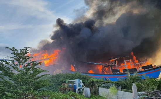 Bình Thuận: Cháy 11 tàu cá thiệt hại 40 tỷ đồng