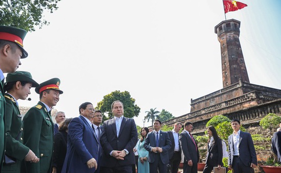 Thủ tướng Phạm Minh Chính và Thủ tướng Belarus tham quan Cột Cờ Hà Nội, thưởng thức cà phê