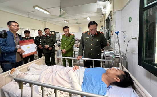 Giám đốc Công an TP Hà Nội thăm chiến sĩ bị thương khi làm nhiệm vụ