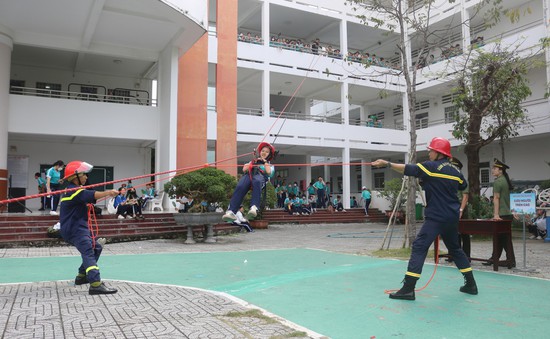 Học sinh ở Kiên Giang trải nghiệm thực tế làm lính cứu hỏa
