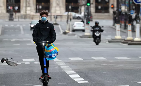 Pháp siết chặt các quy định sử dụng xe scooter