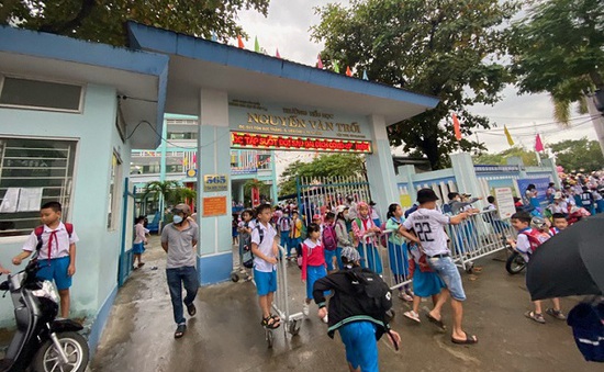 Thực hư chuyện người lạ tới cổng trường báo tin cha mẹ gặp nạn, phát bóng bay, dụ dỗ học sinh lên xe ở Đà Nẵng