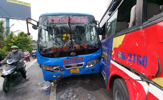Tiền Giang: 2 xe buýt tông nhau trên Quốc lộ 1A, 3 người nhập viện