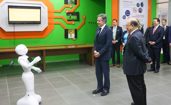 Ngoại trưởng Hoa Kỳ tham quan trưng bày sản phẩm công nghệ sáng tạo tại Đại học Bách khoa Hà Nội