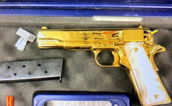Australia: Phát hiện khẩu súng bằng vàng trong hành lý của nữ hành khách Mỹ