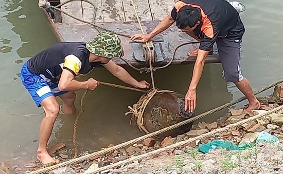 Hà Nội: Phát hiện một quả bom hơn 500kg ở sông Đuống