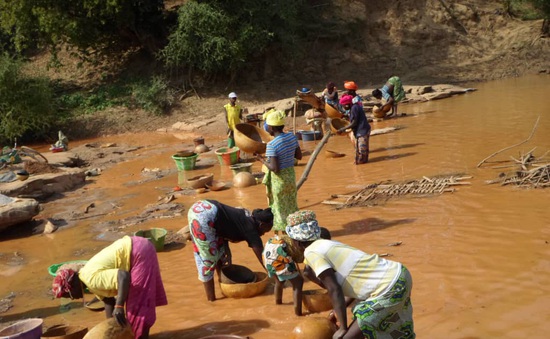 Cuộc mưu sinh đầy hiểm nguy của thợ đào vàng Senegal