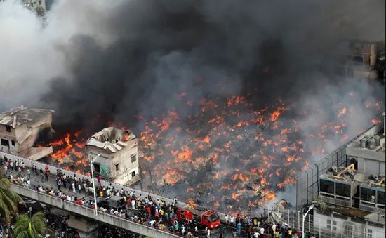 Cháy lớn ở chợ quần áo Bangladesh, hàng trăm lính cứu hỏa nỗ lực dập lửa