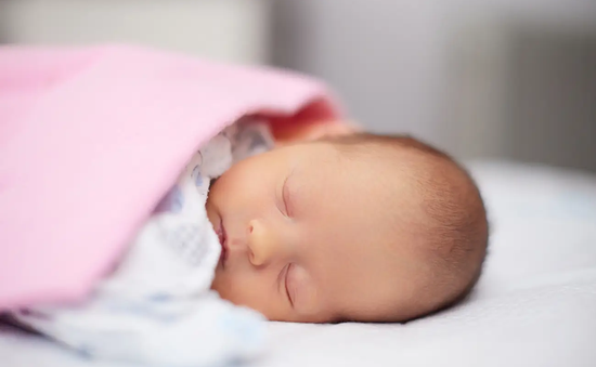 Cảnh báo: Ngủ chung với trẻ sơ sinh có thể dẫn đến tử vong ở trẻ