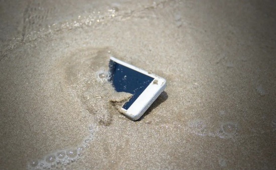 Phải làm gì nếu bạn đánh rơi điện thoại xuống biển?