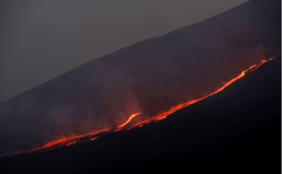 Núi lửa Etna phun trào, các chuyến bay đến sân bay Catania ở Sicily bị đình chỉ