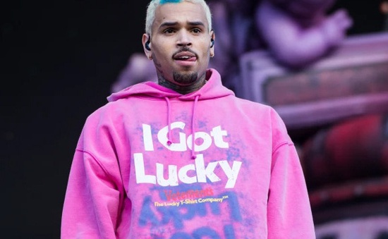 Chris Brown đối mặt với việc bị bắt nếu trở lại Vương quốc Anh
