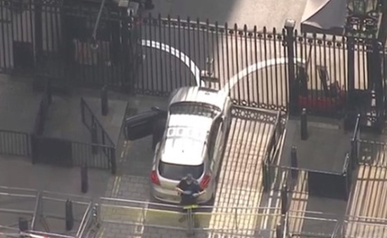 Người đàn ông bị bắt sau khi đâm xe vào cổng số 10 phố Downing
