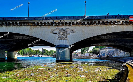 Pháp: Tìm thấy khoảng 20 loại vi nhựa dọc hai bên bờ và trong nước sông Seine