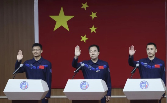 Trung Quốc đưa phi hành gia dân sự vào vũ trụ