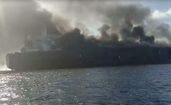 Tàu chở dầu bốc cháy ngoài khơi Malaysia, 3 thủy thủ mất tích