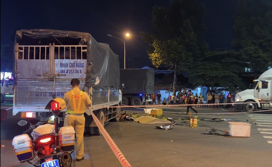 Bình Dương: Xe tải tông hàng loạt xe máy đang dừng đèn đỏ, 1 người tử vong