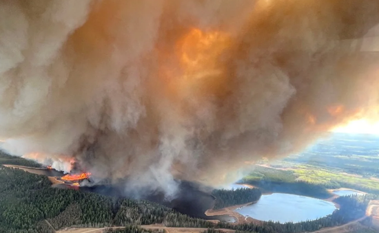 Tỉnh Alberta (Canada) ban bố tình trạng khẩn cấp vì cháy rừng