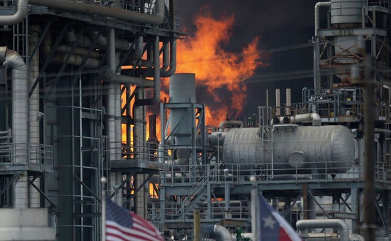 Cháy sang ngày thứ ba tại nhà máy hóa chất Shell ở bang Texas