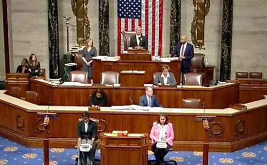 Hạ viện Mỹ thông qua luật về nợ công, tránh nguy cơ nước Mỹ vỡ nợ