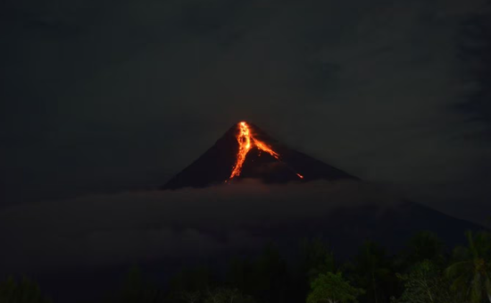 Núi lửa Mayon ở Philippines phun trào: Ít nhất 14.000 người phải sơ tán trong nhiều tháng