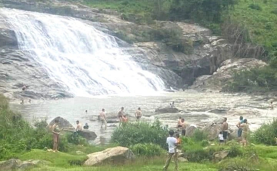 Đi tắm thác Sao Va, một nữ du khách trượt chân tử vong