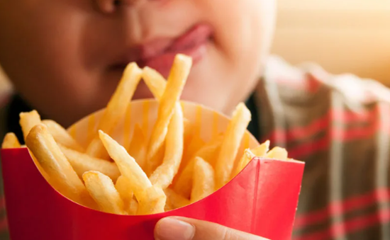 Australia đề xuất cấm quảng cáo đồ ăn vặt dành cho trẻ em