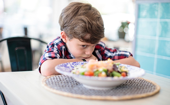 Kén ăn ở trẻ và cách cha mẹ chuẩn bị tâm lý đối diện