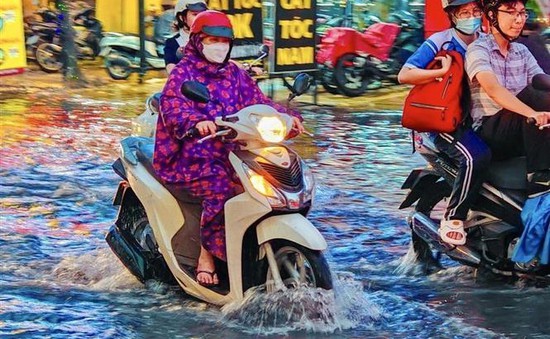 TP Hồ Chí Minh: Nhiều tuyến đường ngập nặng sau mưa lớn, ách tắc kéo dài hàng km