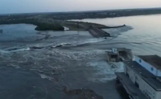 Nổ đập thủy điện cấp nước cho Crimea ở miền Nam Ukraine, gây nguy cơ ngập lụt nghiêm trọng