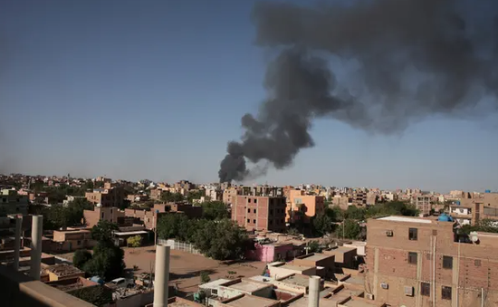 Giao tranh ở Sudan bước vào tuần thứ 8, pháo kích, cướp bóc ở thủ đô Khartoum