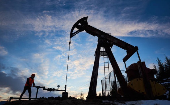 Triển vọng tăng trưởng yếu của kinh tế toàn cầu kéo tụt giá dầu