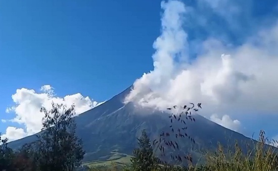 Philippines nâng mức cảnh báo về núi lửa Mayon