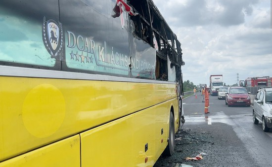 Xe khách bốc cháy dữ dội trên cao tốc Trung Lương - Mỹ Thuận