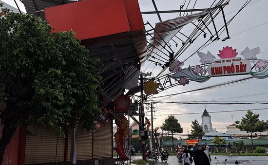 Tiền Giang: Bảng quảng cáo đổ vào đường điện, cả nghìn hộ dân mất điện