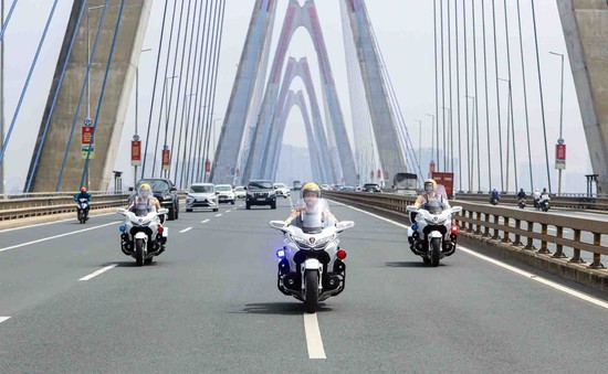 Bàn giao 30 siêu mô tô cho cảnh sát giao thông 11 tỉnh, thành phố