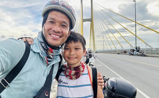 Cậu bé 10 tuổi đạp xe xuyên 4 quốc gia trong 30 ngày