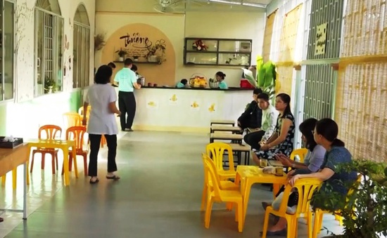 Tình người ở quán Cà phê Thương nơi phố biển Nha Trang