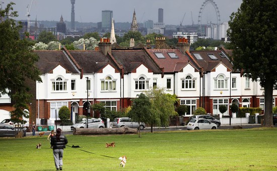 Lãi suất cao gây sức ép lên thị trường nhà tại Anh