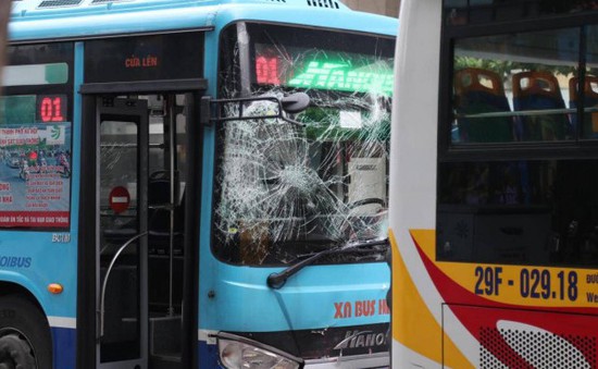 3 xe bus đâm liên hoàn khi vào bến ở Hà Nội