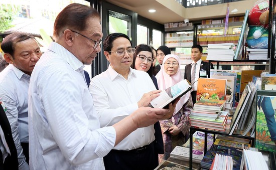 Hai Thủ tướng Việt Nam và Malaysia thăm phố sách Hà Nội