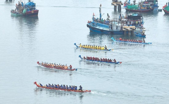 Ninh Thuận: Tưng bừng khai mạc giải đua thuyền Rồng truyền thống Đầm Nại năm 2023