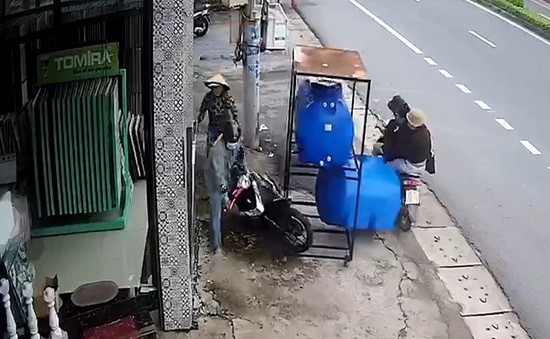 Tiền Giang: Người dân vây bắt người đàn ông dùng vé số ''nghi giả''