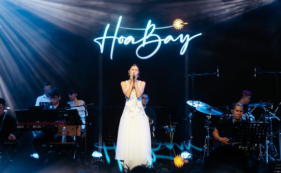 Hà Nhi bùng nổ với hit "Chưa quên người yêu cũ" trên khấu Hoa Bay