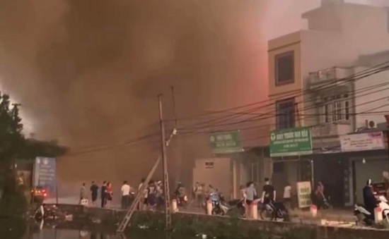Xưởng mây tre đan ở Hà Nội cháy lớn trong đêm