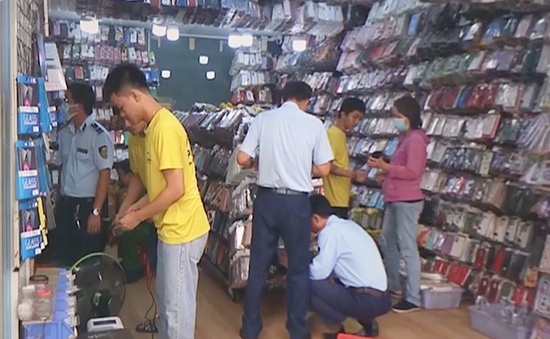 Kiểm tra đột xuất nhiều cửa hàng linh kiện điện thoại ở TP Hồ Chí Minh