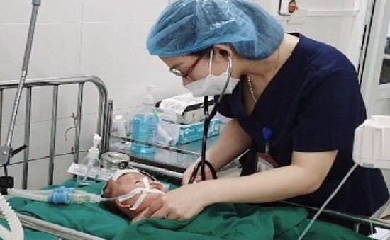 Bác sĩ thuyết phục gia đình cho mổ cứu bé sơ sinh bị xuất huyết não nguy kịch