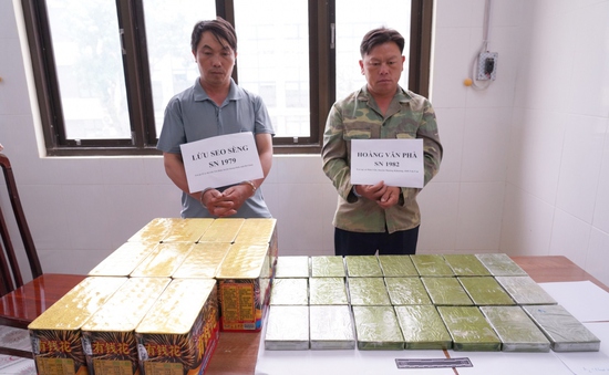 Bắt quả tang 2 đối tượng mua bán 20 bánh heroin ở Hà Giang