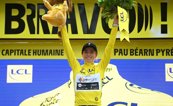 Demi Vollering giành áo vàng chung cuộc Tour de France nữ 2023